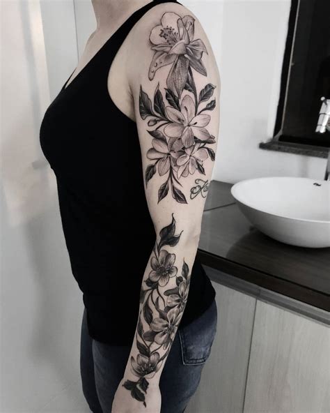 tatuagem floral no braço feminina